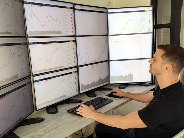 Station de trading 12 écrans utilisée par son client