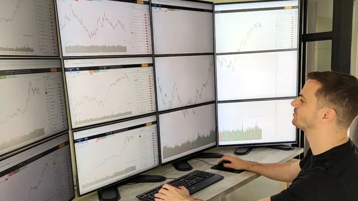 Station de trading 12 écrans utilisée par son client
